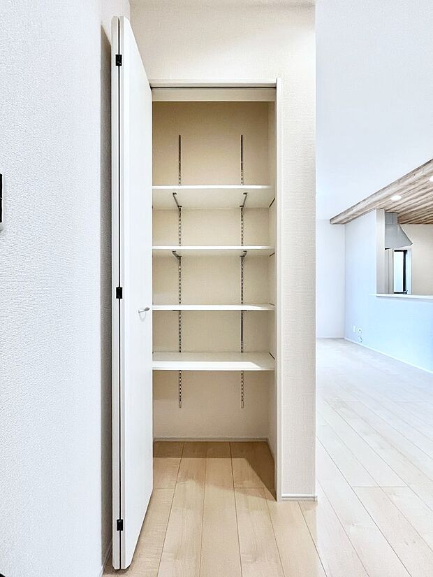 ◆2号棟◆リビング収納。ここに収納があると物が集まるLDKがスッキリ片付きそうですね。