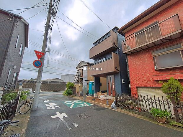 ~Exterior~ 前面道路:北東 6m 公道 前面道路は閑静な住宅地をはしる車通りの少ない道路。駐車の出し入れもらくらくです!ご不明点・現地見学のご希望は、お気軽にお問い合わせください!