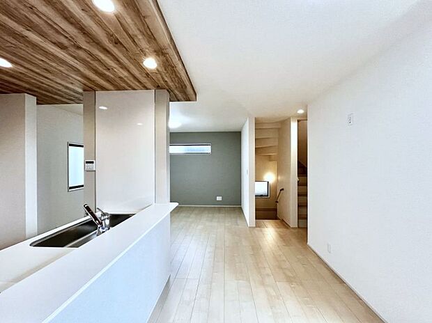 ◆2号棟◆~Living~ 家族の一体感を感じられる広々としたスペース。家族と過ごす時間を大切にする方にピッタリのゆとりの住空間です。お子様が走り回っても安心して見守れます。