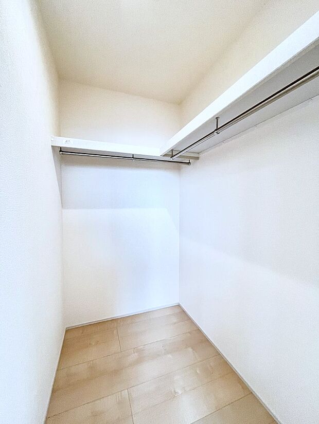 ◆2号棟◆~Walk-in Closet~ 必要なものやコーディネートを一覧して確認でき、身支度や準備が短時間で済むウォークインクローゼットを設置しました。家の中をすっきりとさせる便利な収納スペースです。