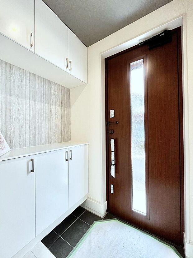 ◆1号棟◆~Entrance~ 家の中でお客様を迎える最初の場所である玄関は、家の印象そのものです!豊富な玄関収納で、常に綺麗に保つことが出来ます♪玄関にはたっぷり収納の下駄箱を完備!