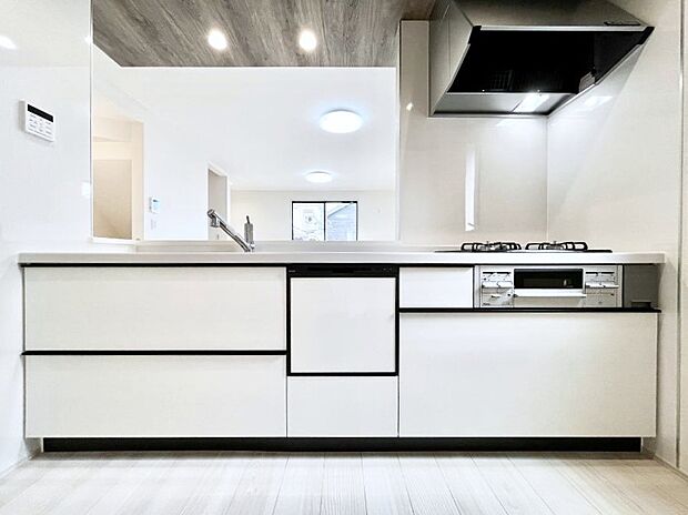 ◆1号棟◆~Kitchen~ 会話が弾むリビング、料理が愉しくなるキッチン。家は、ただ生活する場ではなく、暮らしを愉しく、快適にする場所。笑顔の毎日、安らぎの日々のために、最新の設備・仕様を採用。