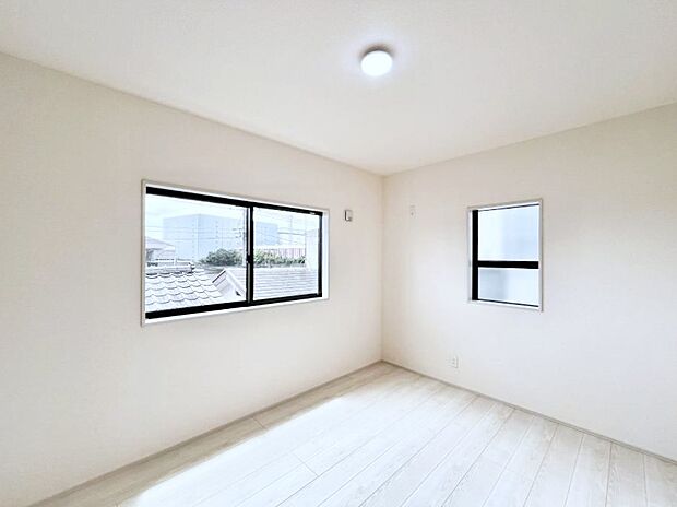 ◆1号棟◆~Bed Room~ 2面採光を確保した明るい室内は、風通しも良く、大変居心地の良い空間となっております。爽やかな風を感じて起きる朝は、快適生活の始まりに!日当たりが良い住まい♪