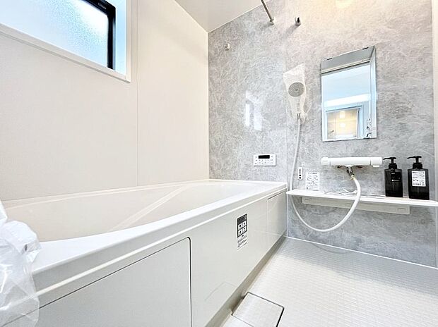 ◆1号棟◆~Bath Room~ 窓付きのバスルームは、採光もあり明るく気持ちの良い空間です。窓があることで、換気環境も良好。ゆったり寛げるバスルームで、毎日のバスタイムが楽しみになりそうです。