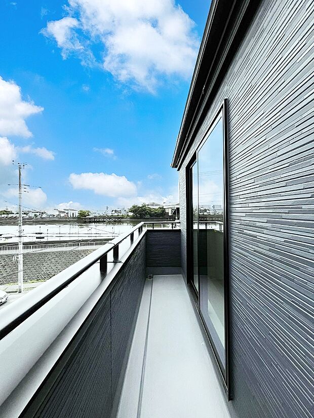 ◆1号棟◆~Balcony~ 大きな空に囲まれた気持ちのいい家。 バルコニーを覗くだけで圧倒的な開放感に包まれます。 バルコニーは陽がさしこみお布団や洗濯物を気持ちよく干すことができます。