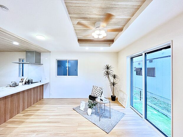 ◆1号棟◆~Living~ 家族の一体感を感じられる広々としたスペース。家族と過ごす時間を大切にする方にピッタリのゆとりの住空間です。お子様が走り回っても安心して見守れます。