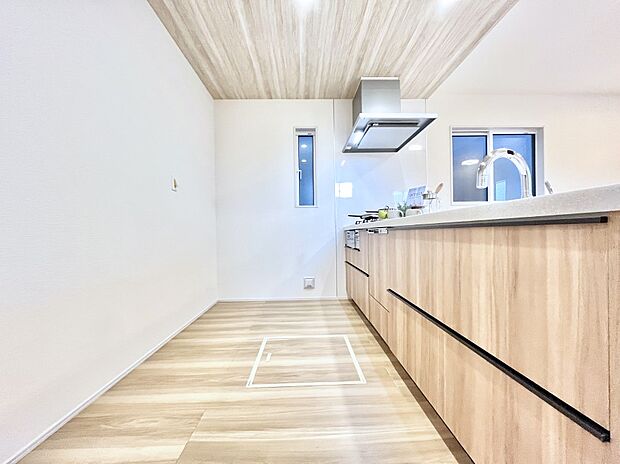◆1号棟◆~Kitchen~ 「さぁ今日は何を作ろう」こんなキッチンなら思いっきり料理ができちゃいます。キッチンからはリビングが一望できます。家族がつながるお家がここにございます。
