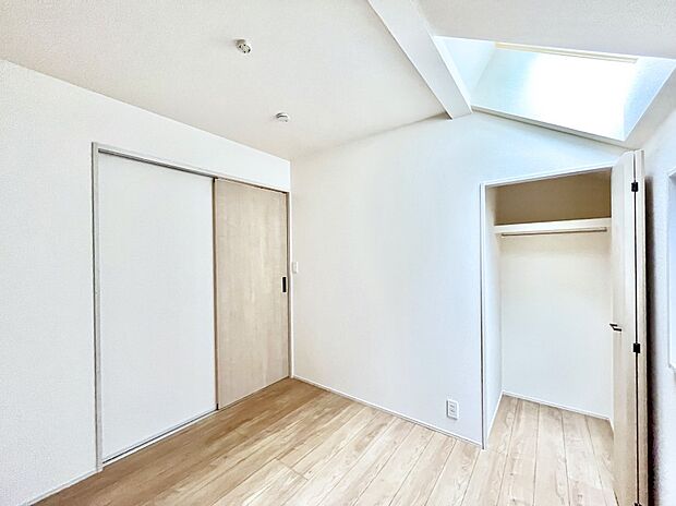 ◆1号棟◆～Bed Room～　子供部屋はお子様にとって大変重な役割があります。子供一人で過ごす空間を与えることで、宿題や勉強時間も自然と増えまた自ら部屋の片付けや掃除なども促すことに繋がります。