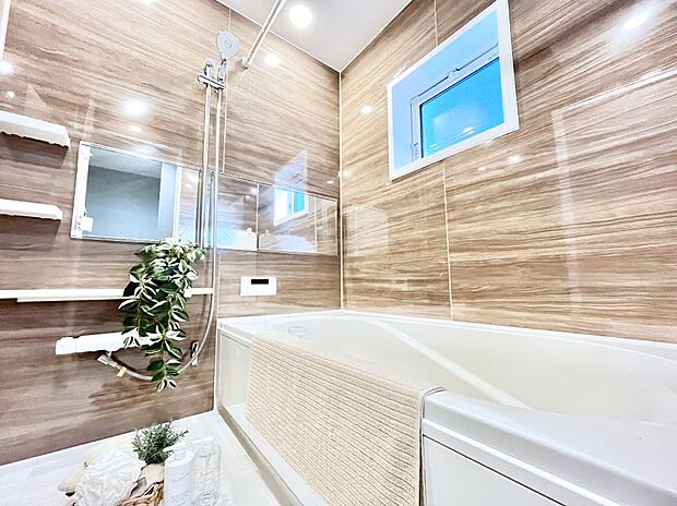 ◆1号棟◆～Bath Room～　窓付きのバスルームは、採光もあり明るく気持ちの良い空間です。窓があることで、換気環境も良好。ゆったり寛げるバスルームで、毎日のバスタイムが楽しみになりそうです。