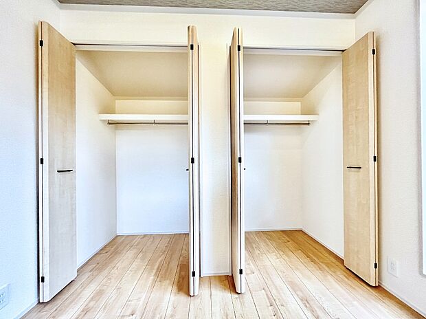 ◆1号棟◆~Closet~ 壁面クローゼットがあればタンスを置く必要がなく出っ張りのないスッキリ空間を維持できます。限られたスペースを有効に活用できそう。季節の衣類や趣味の品などたっぷり収納出来ますね