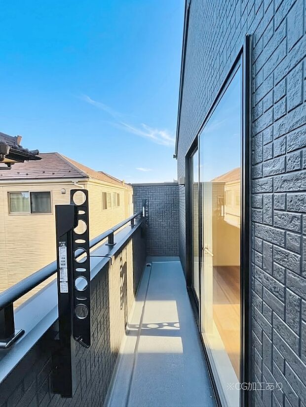 ◆1号棟◆~Balcony~ バルコニーは温かい陽がさしこみ、お布団や洗濯物を気持ちよく干すことができます。 使いやすく開放的なバルコニーです♪陽ざしがたっぷり降り注ぐ、バルコニー付き住まい。