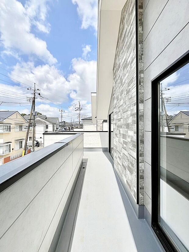暖かな陽光が降り注ぐバルコニーはお洗濯におすすめ。爽やかな風も心地よいです。