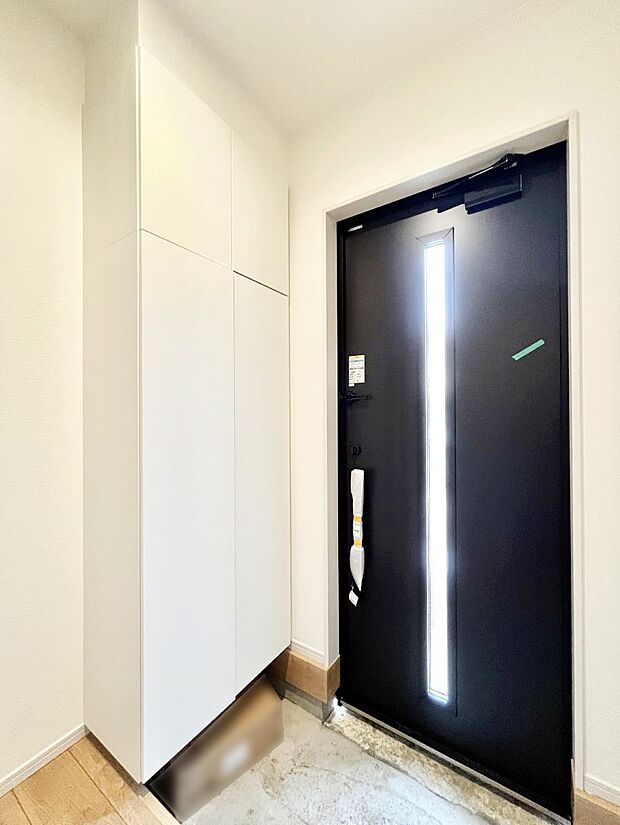 ◆1号棟◆～Entrance～　家の中でお客様を迎える最初の場所である玄関は、家の印象そのものです！豊富な玄関収納で、常に綺麗に保つことが出来ます♪玄関にはたっぷり収納の下駄箱を完備！