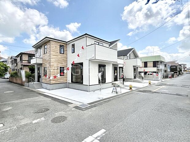 ~Exterior~ 前面道路:南西 6m 公道、北西 4.8m 公道 低層の一戸建てを中心とした街並みが整然と続き、周辺は高い建物が建っていないので、緑の多い閑静な趣を感じる環境です。