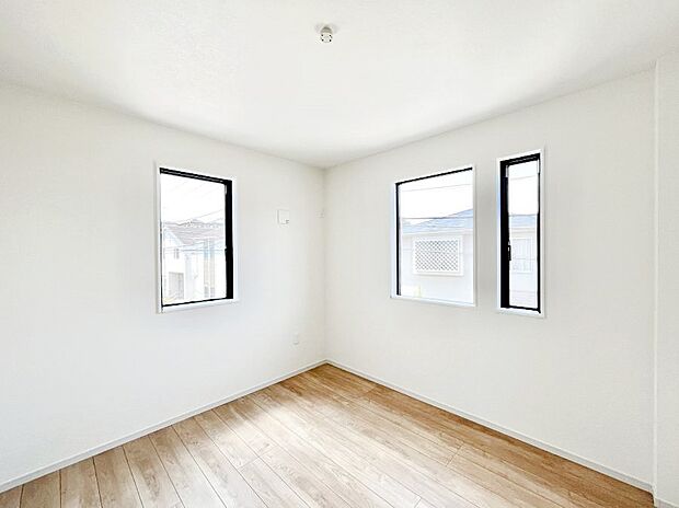 ◆1号棟◆～Bed Room～　2面採光を確保した明るい室内は、風通しも良く、大変居心地の良い空間となっております。爽やかな風を感じて起きる朝は、快適生活の始まりに！日当たりが良い住まい♪