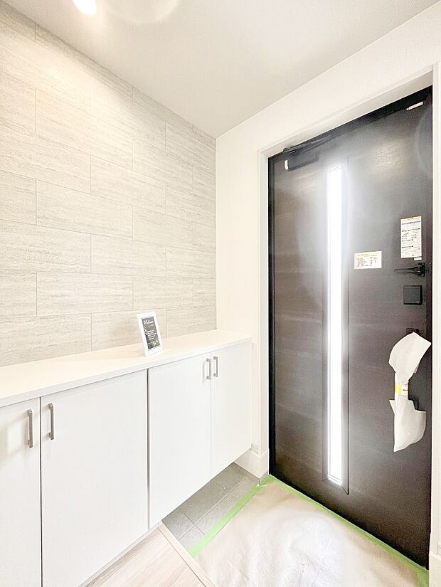 ◆1号棟◆~Entrance~ 家の中でお客様を迎える最初の場所である玄関は、家の印象そのものです!豊富な玄関収納で、常に綺麗に保つことが出来ます♪玄関にはたっぷり収納の下駄箱を完備!