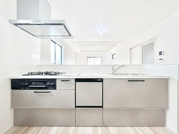 ◆1号棟◆~Kitchen~ 会話が弾むリビング、料理が愉しくなるキッチン。家は、ただ生活する場ではなく、暮らしを愉しく、快適にする場所。笑顔の毎日、安らぎの日々のために、最新の設備・仕様を採用。