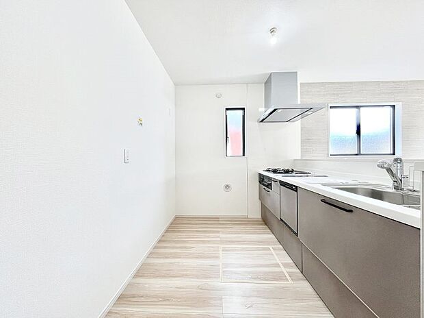 ◆1号棟◆~Kitchen~ 自然光が入る窓のあるキッチン☆毎日使う場所だからこそ、使い勝手を考慮しました。ゆったりとしたキッチンコーナーは質感豊かな仕上がりとなっております。