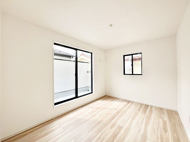 ◆1号棟◆~Bed Room~ 2面採光を確保した明るい室内は、風通しも良く、大変居心地の良い空間となっております。爽やかな風を感じて起きる朝は、快適生活の始まりに!日当たりがとても良い住まい♪