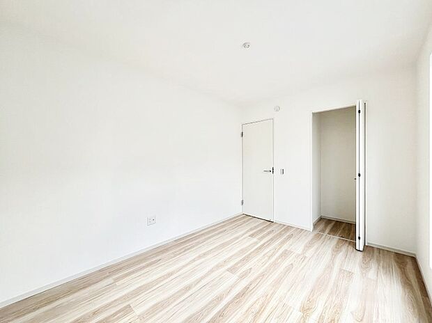 ◆1号棟◆~Bed Room~ 子供部屋はお子様にとって大変重な役割があります。子供一人で過ごす空間を与えることで、宿題や勉強時間も自然と増えまた自ら部屋の片付けや掃除なども促すことに繋がります。