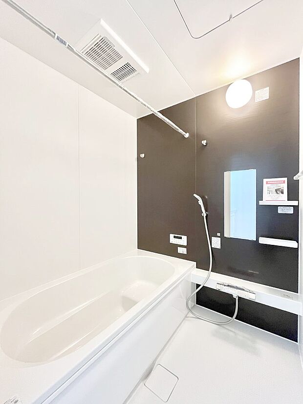 ◆1号棟◆~Bath Room~ 足を伸ばして入浴することが可能!一日の疲れを癒す貴重なバスタイムです。お子様とご一緒でも十分な広さなので、リビングとは違った家族団欒のひと時をお楽しみいただけます。