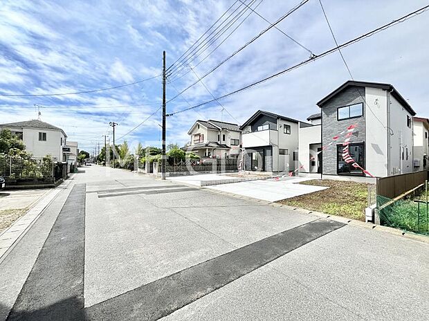 ~Exterior~ 前面道路:東 7.55m 公道 前面道路は閑静な住宅地をはしる車通りの少ない道路。駐車の出し入れもらくらくです!ご不明点・現地見学のご希望は、お気軽にお問い合わせください!