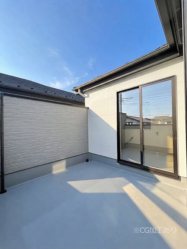 ◆1号棟◆~Balcony~ 大きな空に囲まれた気持ちのいい家。バルコニーを覗くだけで圧倒的な開放感に包まれます。バルコニーは陽がさしこみお布団や洗濯物を気持ちよく干すことができます。