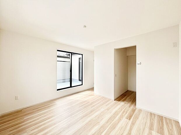 ◆1号棟◆~Bed Room~ 「今日も一日お疲れ様」とご夫婦でゆったりくつろげる寝室。 毎日の家事やお仕事に疲れた日はフカフカのベットで癒されてください。本棚をおいても快適な広さが自慢♪