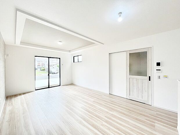 ◆1号棟◆~Living~ 豊かな陽光がこの場所を照らしだす。光溢れるこの空間はみんなの笑顔が集う場所、時を忘れ、つきることのないたわいもない会話を楽しむ時間、たくさんの思いが綴られる場所。