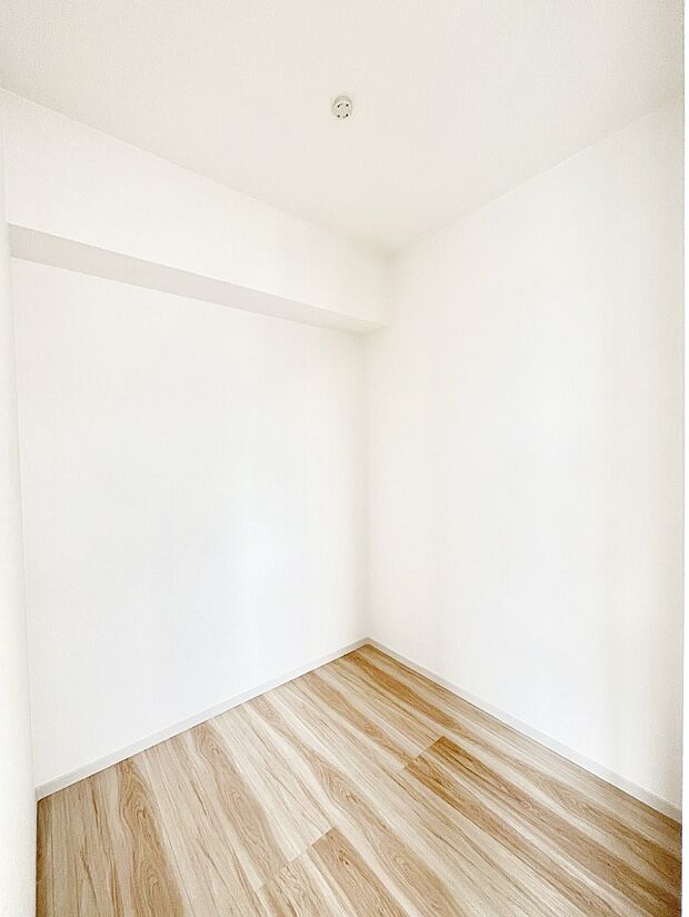◆1号棟◆~Walk-in Closet~ たくさんの洋服をかけてもシワになりにくいウォークインクローゼット。洋服以外にも、普段使わない家電やスーツケース、ストック品など何でも片付く嬉しい空間です。
