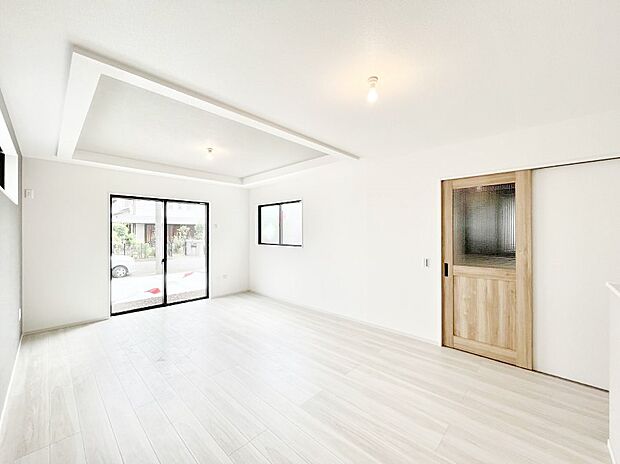 ◆2号棟◆～Living～  豊かな陽光がこの場所を照らしだす。  光溢れるこの空間はみんなの笑顔が集う場所、時を忘れ、つきることのないたわいもない会話を楽しむ時間、たくさんの思いが綴られる場所。