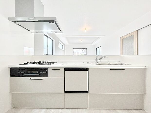 ◆2号棟◆～Kitchen～　会話が弾むリビング、料理が愉しくなるキッチン。家は、ただ生活する場ではなく、暮らしを愉しく、快適にする場所。笑顔の毎日、安らぎの日々のために、最新の設備・仕様を採用。