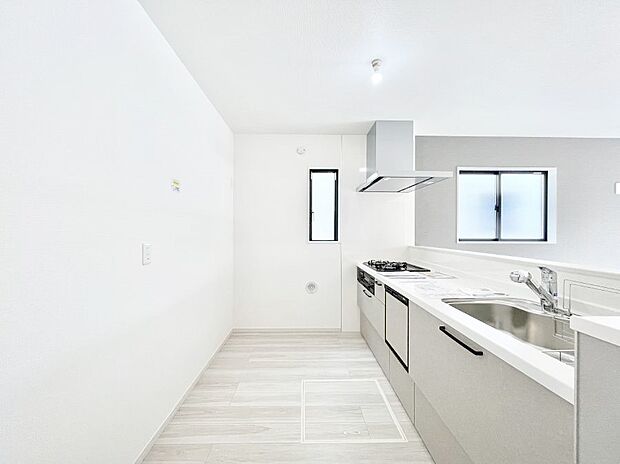 ◆2号棟◆～Kitchen～　自然光が入る窓のあるキッチン☆毎日使う場所だからこそ、使い勝手を考慮しました。ゆったりとしたキッチンコーナーは質感豊かな仕上がりとなっております。