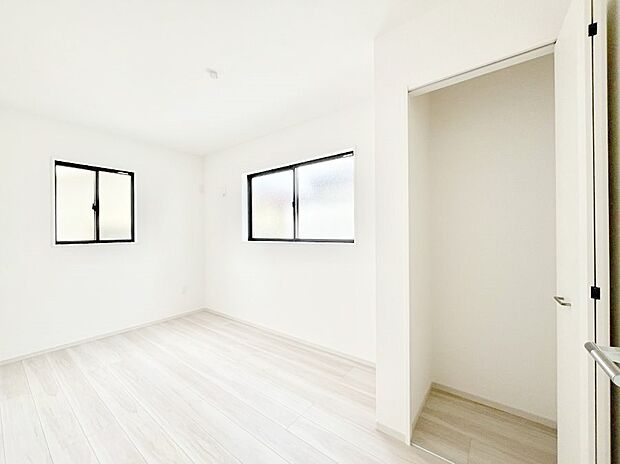 ◆2号棟◆～Bed Room～　マンションと違い部屋数が多いのが戸建てのメリットです。ご家族が増えたことで手狭に感じていた住まいも戸建てでは各居室プライバシーを保つことができます。