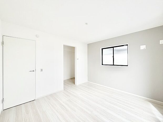 ◆2号棟◆～Bed Room～　「今日も一日お疲れ様」とご夫婦でゆったりくつろげる寝室。毎日の家事やお仕事に疲れた日はフカフカのベットで癒されてください。本棚をおいても快適な広さが自慢♪