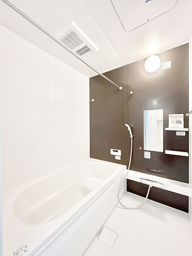 ◆2号棟◆～Bath Room～　足を伸ばして入浴することが可能！一日の疲れを癒す貴重なバスタイムです。お子様とご一緒でも十分な広さなので、リビングとは違った家族団欒のひと時をお楽しみいただけます。
