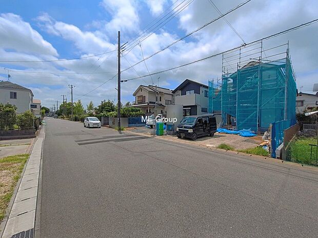 ~Exterior~ 前面道路:東 7.55m 公道 前面道路は閑静な住宅地をはしる車通りの少ない道路。駐車の出し入れもらくらくです!ご不明点・現地見学のご希望は、お気軽にお問い合わせください!