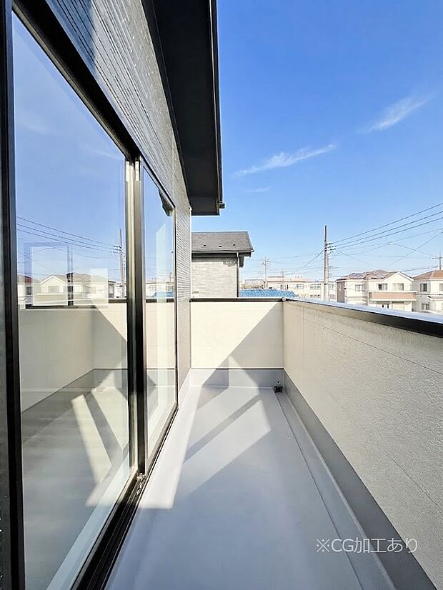 ◆2号棟◆～Balcony～　大きな空に囲まれた気持ちのいい家。バルコニーを覗くだけで圧倒的な開放感に包まれます。バルコニーは陽がさしこみお布団や洗濯物を気持ちよく干すことができます。