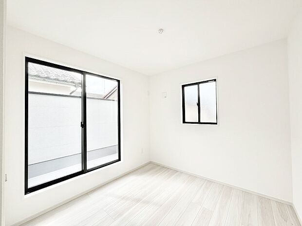 ◆2号棟◆～Bed Room～　2面採光を確保した明るい室内は、風通しも良く、大変居心地の良い空間となっております。爽やかな風を感じて起きる朝は、快適生活の始まりに！日当たりがとても良い住まい♪