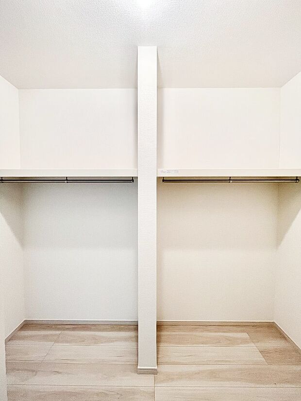 ◆2号棟◆～Walk-in Closet～　たくさんの洋服をかけてもシワになりにくいウォークインクローゼット。洋服以外にも、普段使わない家電やスーツケース、ストック品など何でも片付く嬉しい空間です。