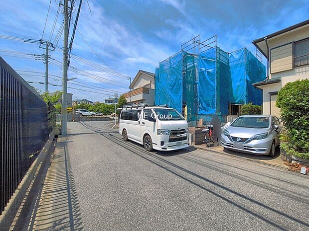 ～Exterior～　前面道路は閑静な住宅地をはしる車通りの少ない道路。駐車の出し入れもらくらくです！ご不明点・現地見学のご希望は、お気軽にお問い合わせください！