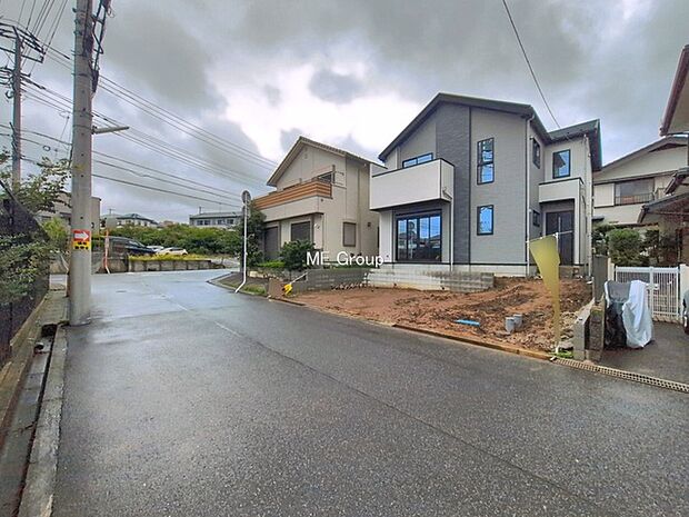 ～Exterior～　前面道路は閑静な住宅地をはしる車通りの少ない道路。駐車の出し入れもらくらくです！ご不明点・現地見学のご希望は、お気軽にお問い合わせください！