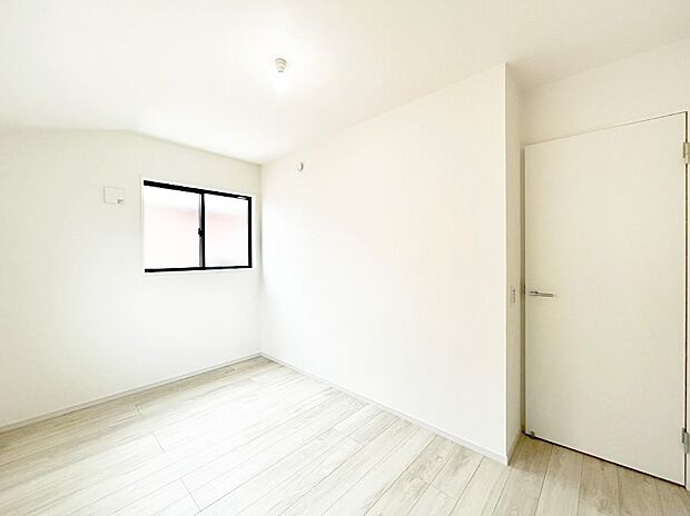 ~Bed Room~ 子供部屋はお子様にとって大変重な役割があります。子供一人で過ごす空間を与えることで、宿題や勉強時間も自然と増えまた自ら部屋の片付けや掃除なども促すことに繋がります。