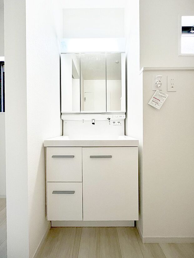 ~Dressing Room~ 清潔感溢れる色合いで統一されていると、スッキリと整った印象をうけます。 鏡の裏にはたっぷりと収納スペースを標準装備! 水廻りは、シンプルかつ機能性を重視して。