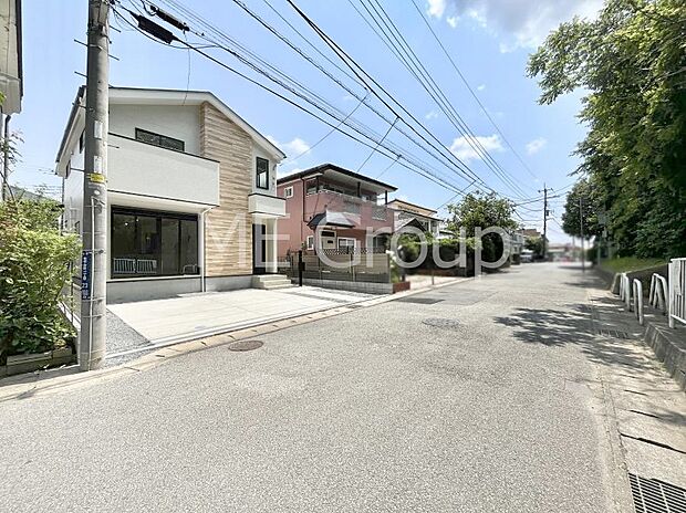 ~Exterior~ 前面道路:南西 6.01m 公道 前面道路は閑静な住宅地をはしる車通りの少ない道路。駐車の出し入れもらくらくです!ご不明点・現地見学のご希望は、お気軽にお問い合わせください!