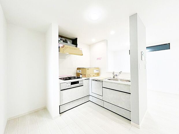~Kitchen~ 動線が短く、手早く作業できるL型キッチン。コーナーにスパイス類を置いてスッキリと♪広々とした作業スペースでストレスなくお料理をお楽しみいただけます♪