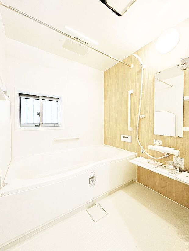 ~Bath Room~ 落ち着いた雰囲気の浴室で明日に向けてリフレッシュ。浴室乾燥機能も付いているので隣の洗濯機置き場で洗い上がった洗濯物を、雨の日も天気を気にせず乾燥させることも可能です。