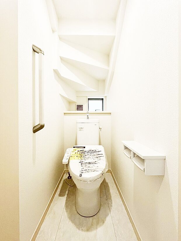 ~Toilet~ 綺麗・スッキリ・快適なウォシュレット付トイレでくつろげる空間です。トイレは毎日使わざるを得ないもの。いつも清潔を保ちたいですね。トイレが2ヶ所あるので朝の混雑時に便利です!