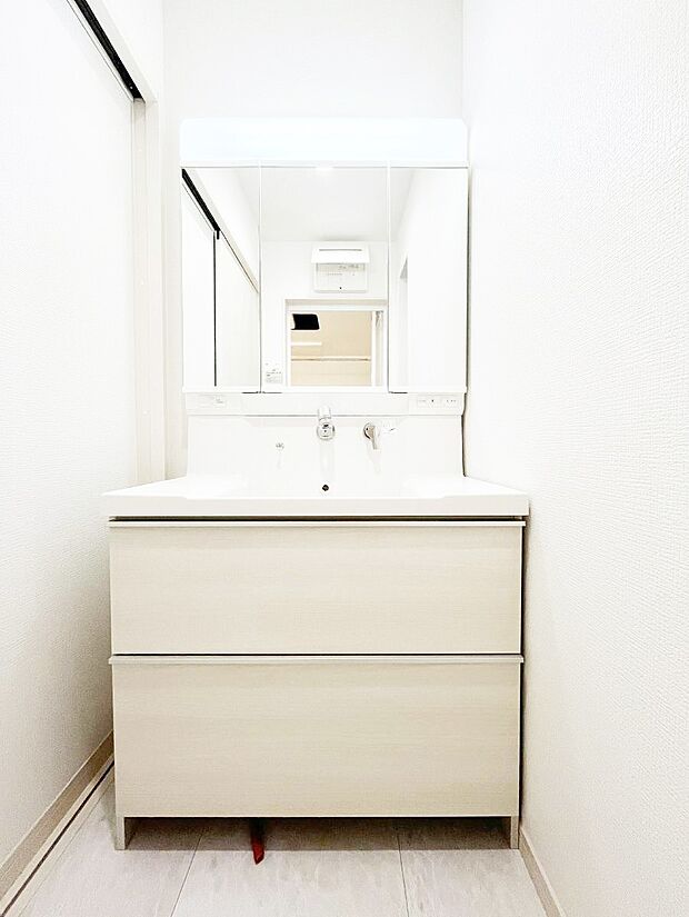 ~Dressing Room~ 清潔感溢れる色合いで統一されていると、スッキリと整った印象をうけます。 鏡の裏にはたっぷりと収納スペースを標準装備! 水廻りは、シンプルかつ機能性を重視して。