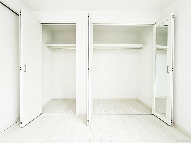 ~Closet~ 壁面クローゼットがあればタンスを置く必要がなく、出っ張りのないスッキリ空間を維持できます。限られたスペースを有効に活用できそう。季節の衣類や趣味の品などたっぷり収納出来ますね♪